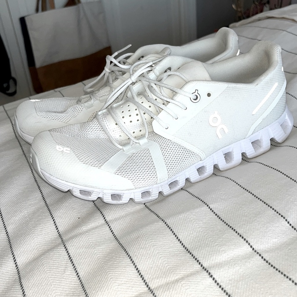 On Running shoes womens 10 -white